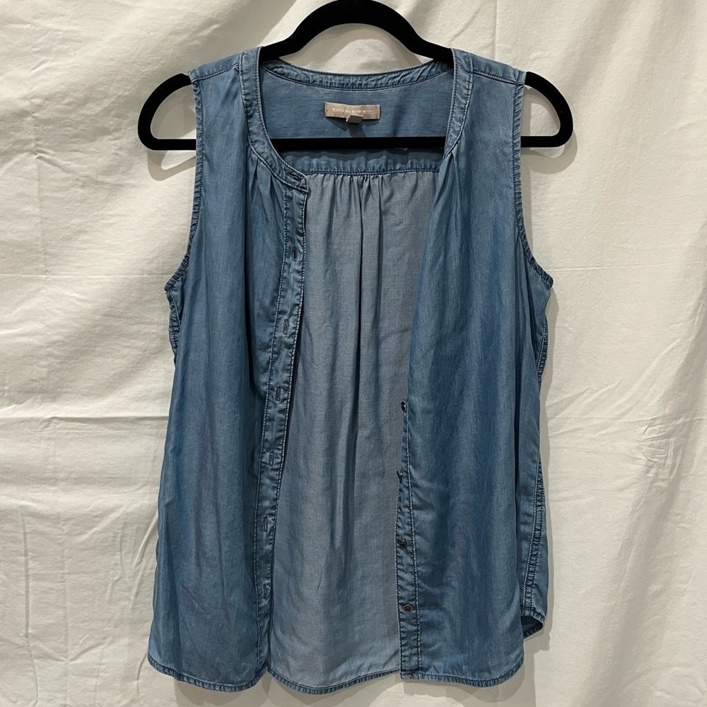 Banana Republic Sleeveless Chambray Shirt Size Small - Picture 2 of 8